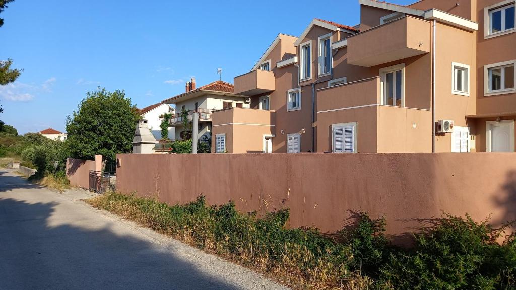 Budova, kde se vila nachází