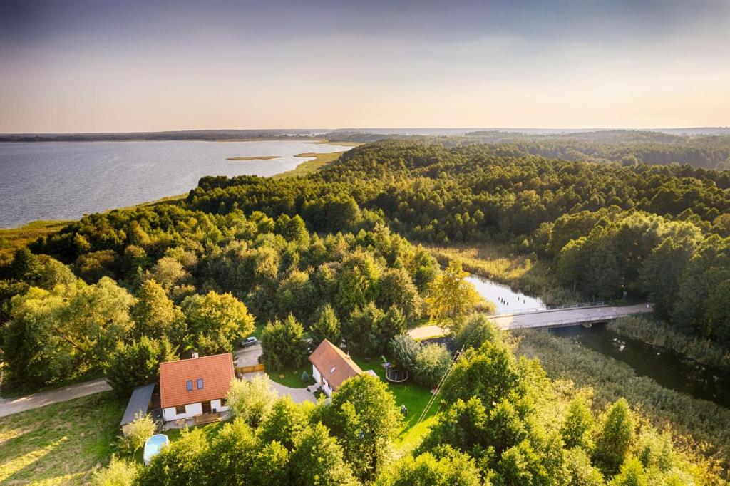z góry widok na dom i rzekę w obiekcie Rybaczowka Luknajno w mieście Mikołajki
