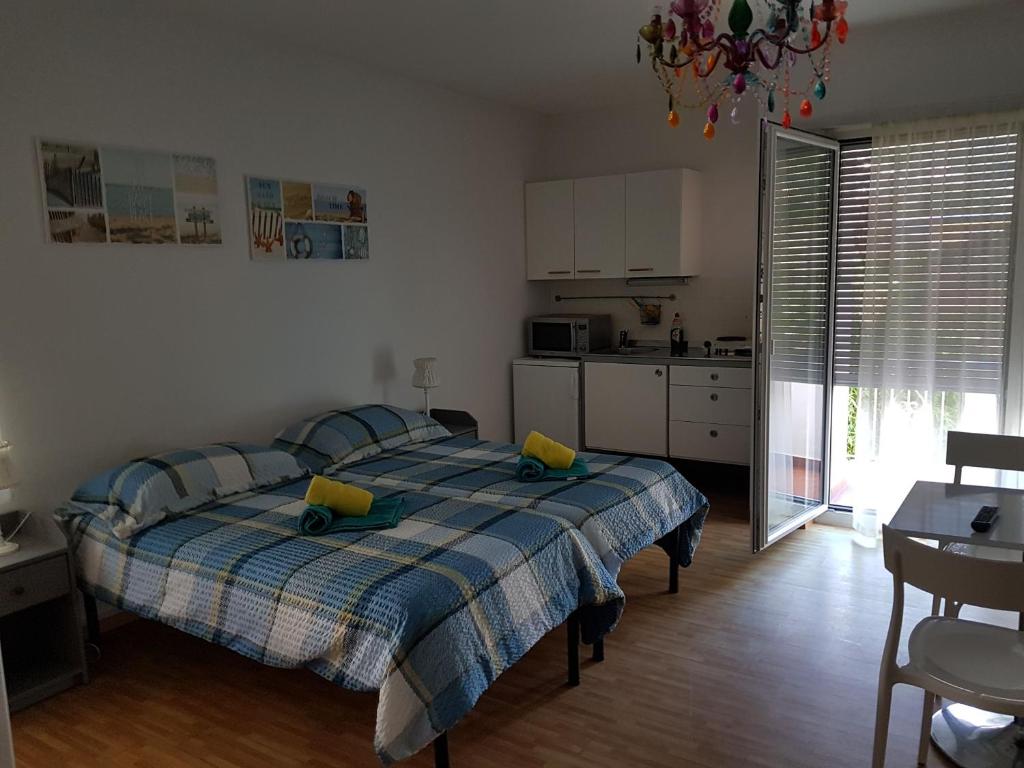 um quarto com uma cama com duas almofadas em Appartamento Elisabetta em Gordola
