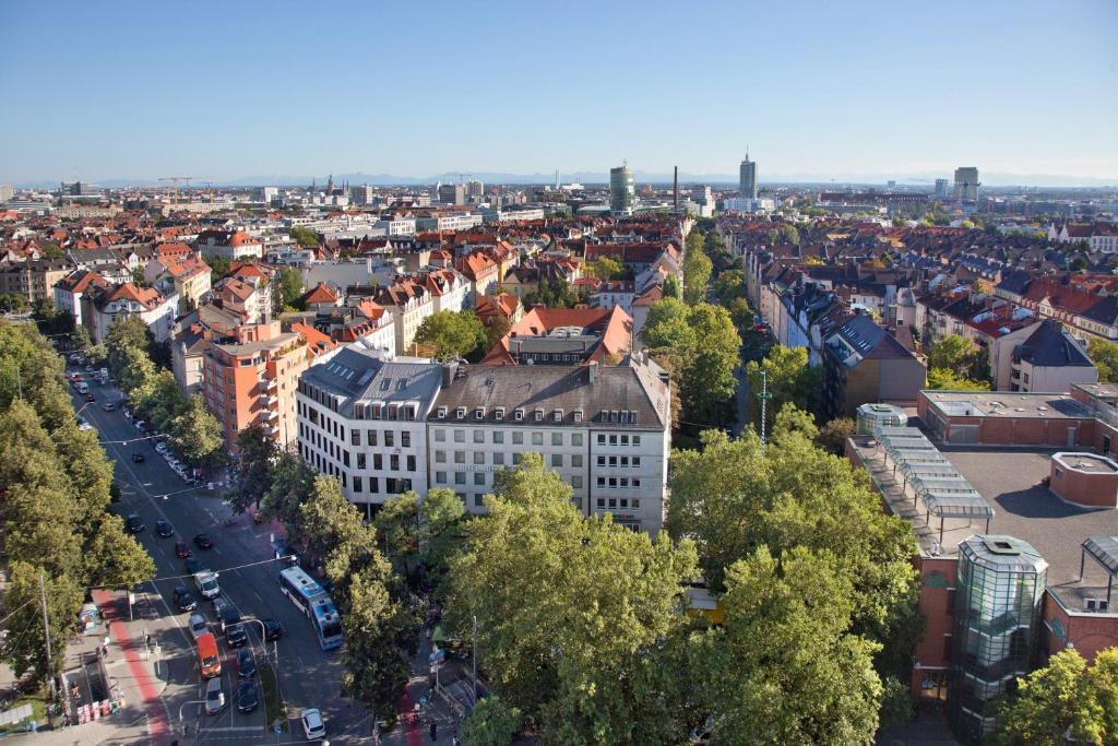 uma vista aérea de uma cidade com edifícios e árvores em Hotel Rotkreuzplatz em Munique