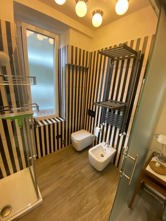 uma casa de banho com um WC e um lavatório em Silvio Pellico em Gorizia