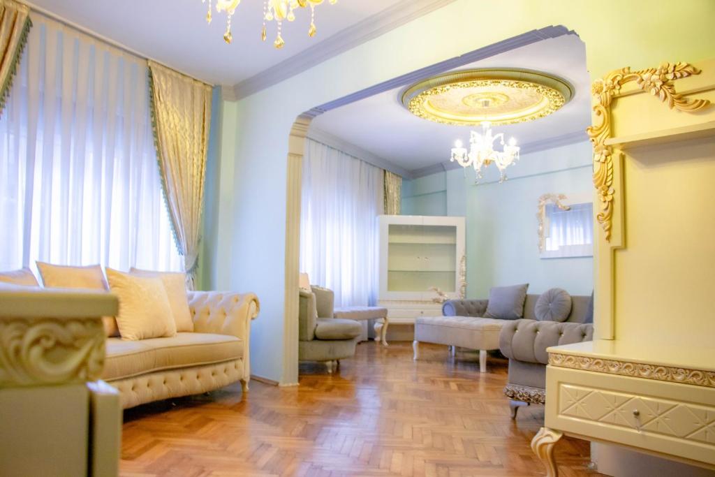 uma sala de estar com paredes azuis e um lustre em 3 Diffrent Apartments - Family Flats - Old Town - City Center em Istambul