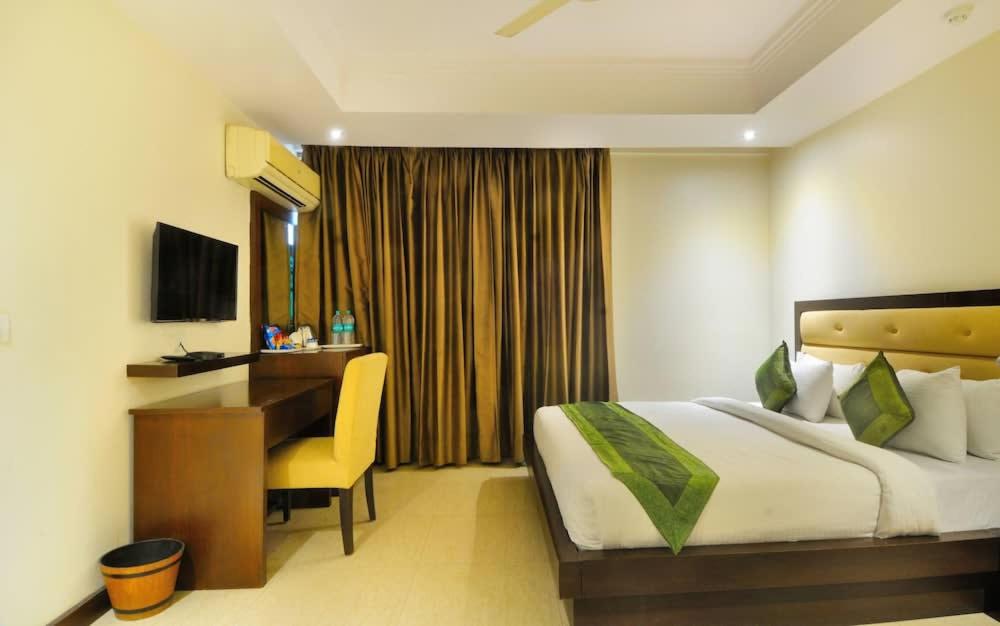 Un pat sau paturi într-o cameră la Zenith Mahipalpur - Free Parking