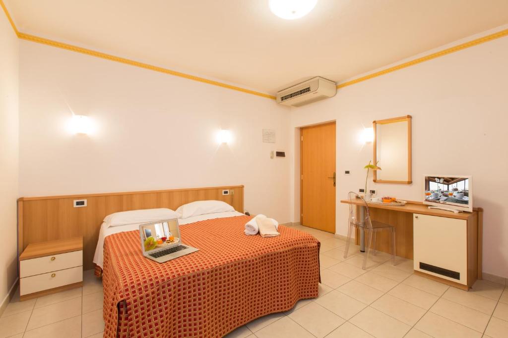 Postel nebo postele na pokoji v ubytování Ristorante Hotel Lucia - 100 mt dal mare
