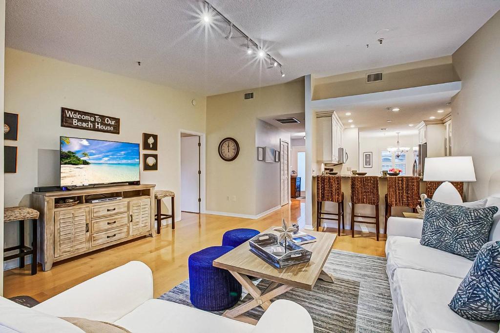 een woonkamer met een bank en een tv bij Siesta Bayside Condo in Siesta Key
