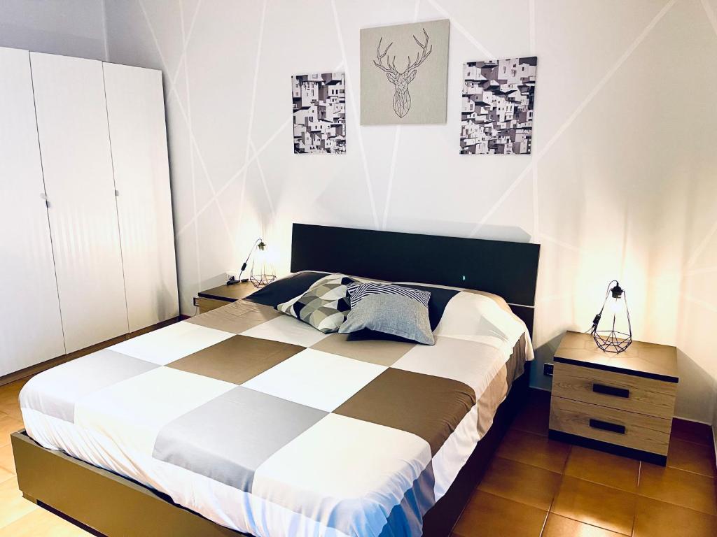 1 dormitorio con 1 cama grande y 2 mesitas de noche en RobertONE guest house 14, en Bari