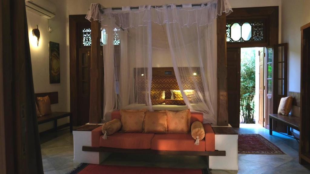 uma sala de estar com um sofá num quarto em Mind Body and Soul em Dambulla