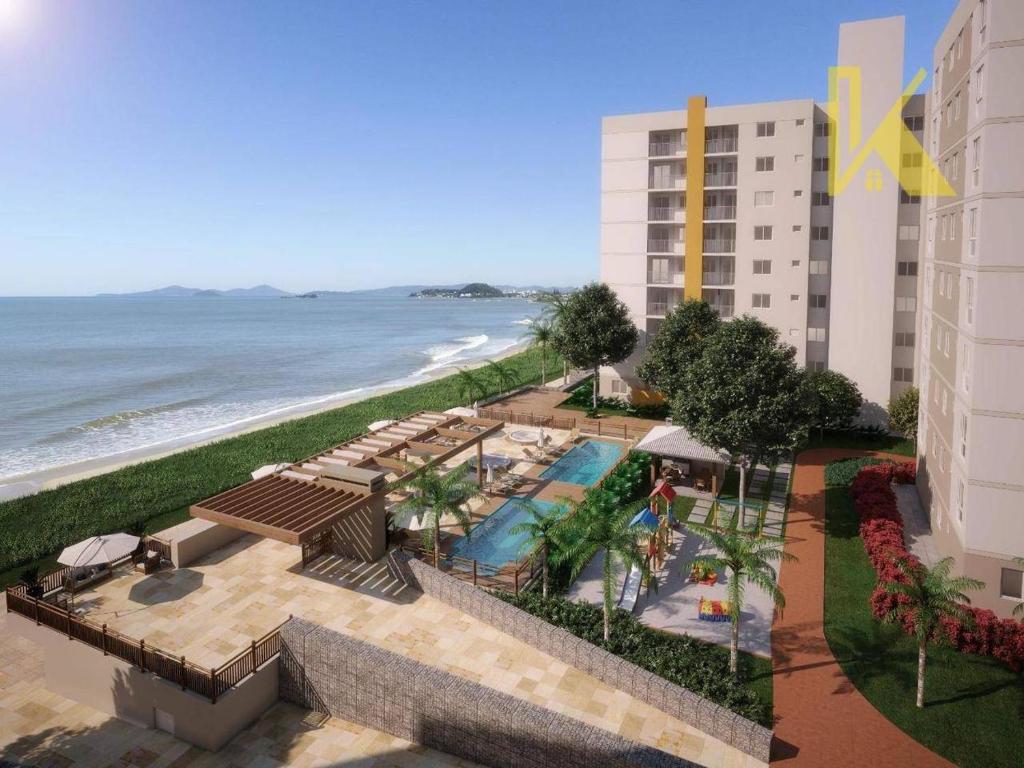 einen Luftblick auf ein Hotel und den Strand in der Unterkunft BarraVilha Resort Vista Mar e Pé na Areia in Barra Velha