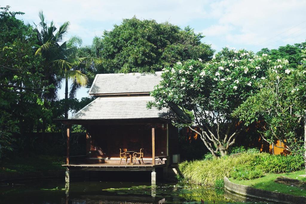 Zahrada ubytování Baansuwanburi - บ้านสุวรรณบุรี