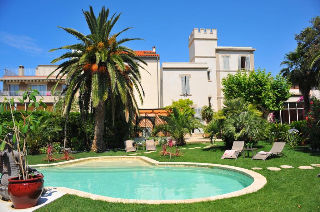 a swimming pool in front of a large house at Villa Valflor chambres d'hôtes et appartements in Marseille
