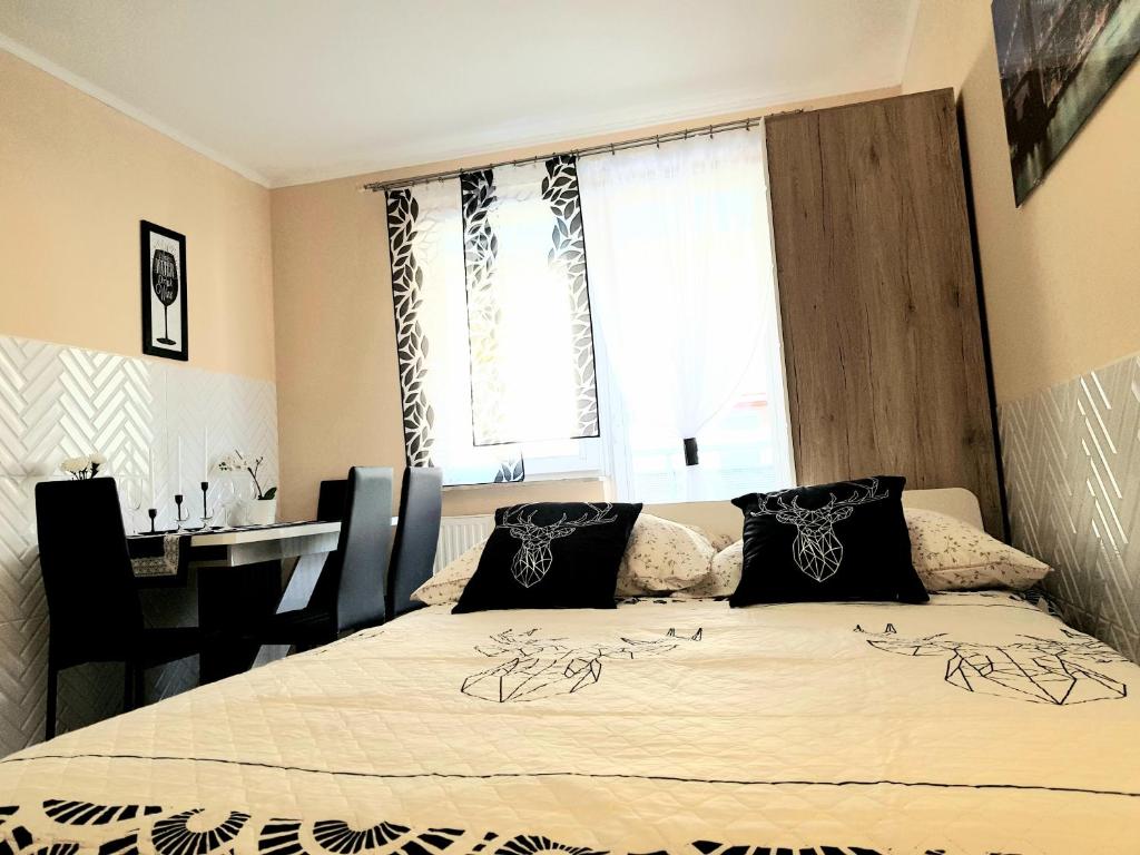 Posteľ alebo postele v izbe v ubytovaní Apartment GLAMOUR Downtown balcony