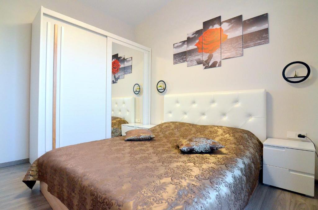 Posteľ alebo postele v izbe v ubytovaní Royal Resident
