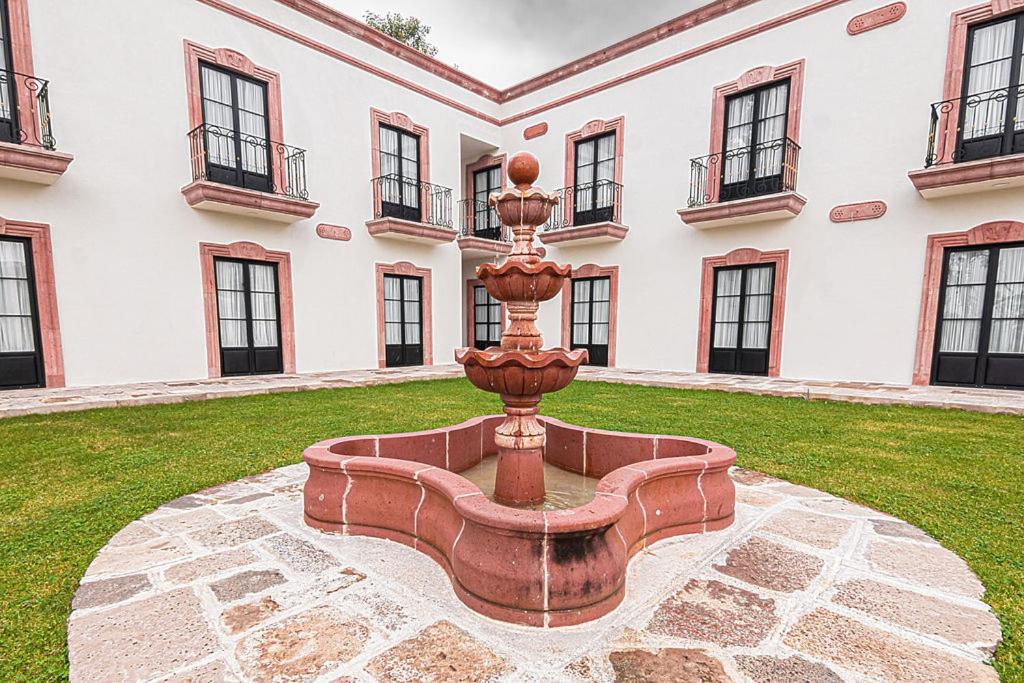 a fountain in the yard of a building at Hotel Danini in Teziutlán