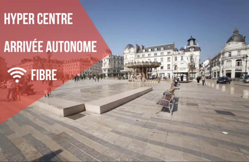 un carré de la ville avec bancs et bâtiments en arrière-plan dans l'établissement PRESTIGELOC - Studio Calme, 1er Emplacement - Place du Martroi, Idéal Pro, à Orléans