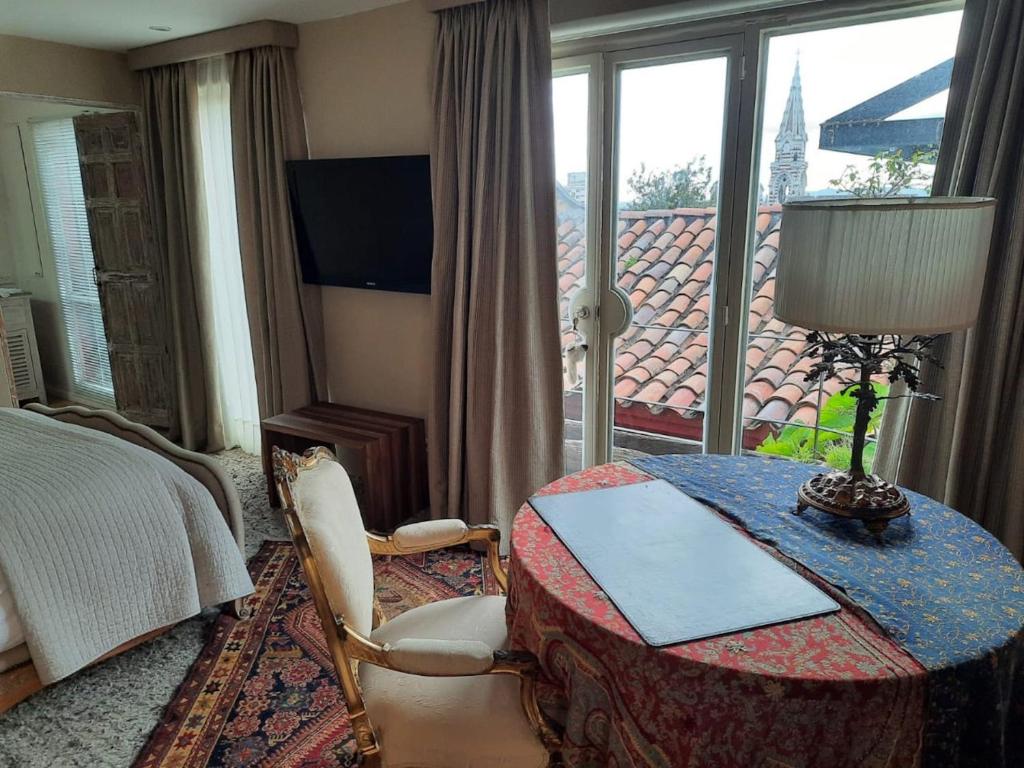 TV a/nebo společenská místnost v ubytování Candelaria House Boutique