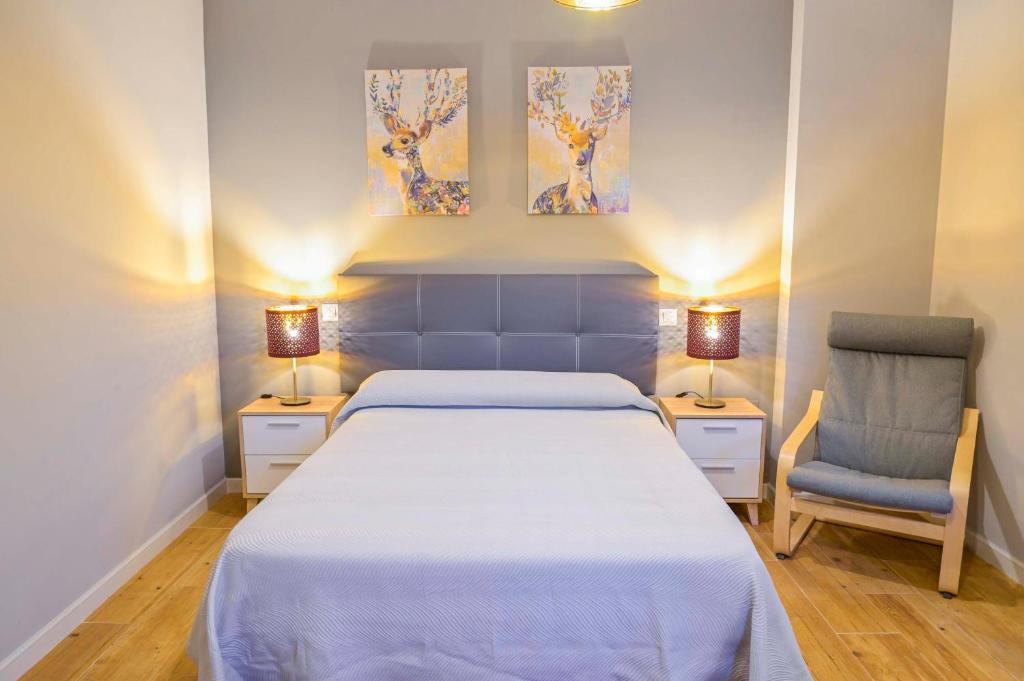 1 dormitorio con 1 cama blanca y 1 silla azul en C - Apartamento moderno con piscina compartida, en Torrico