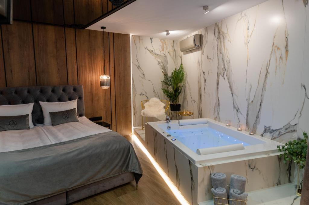 Postel nebo postele na pokoji v ubytování Jacuzzi Apartment Main Square