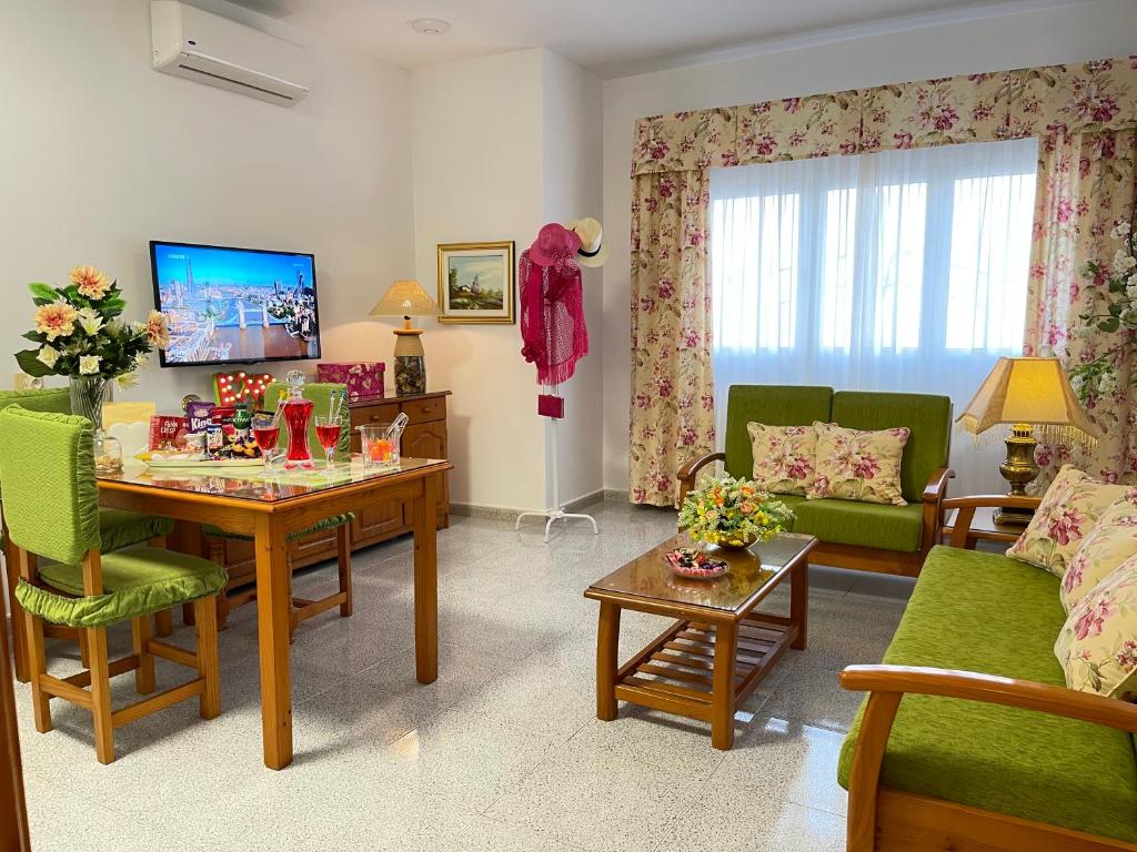 Televízia a/alebo spoločenská miestnosť v ubytovaní EmyCanarias Holiday Homes Vecindario