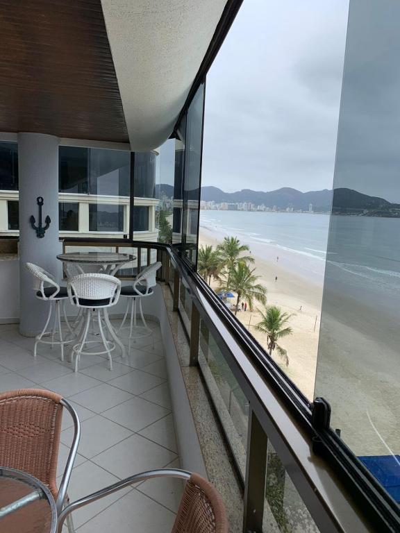 balcón con sillas y vistas a la playa en Cobertura frente ao mar Meia Praia -Itapema -SC, en Itapema