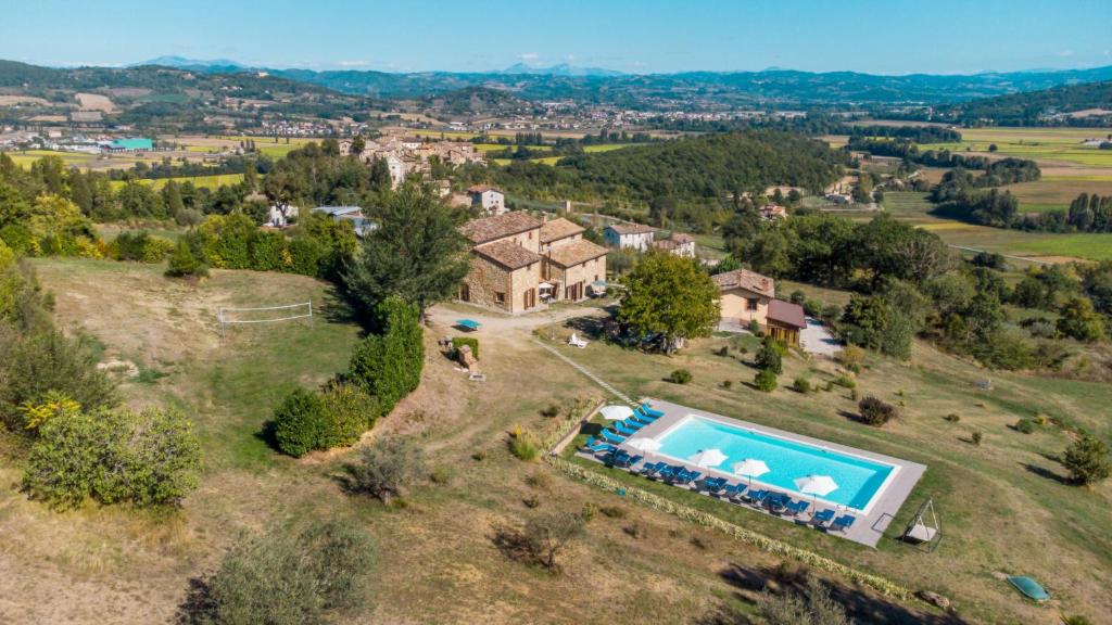 una vista aérea de una finca con piscina en Agriturismo Villa Lugnano Casale Con Piscina Privata, en Lugnano