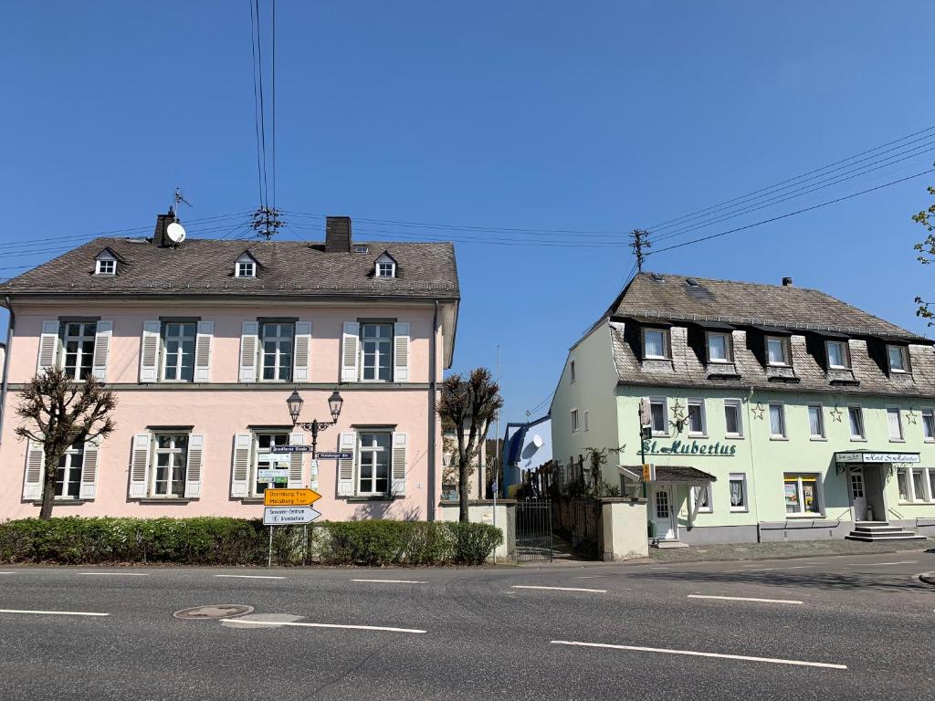 dos edificios al lado de una calle en Hotel St. Hubertus, en Wallmerod