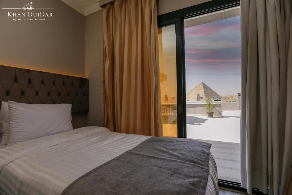 Uma cama ou camas num quarto em Khan Duidar Inn - Pyramids View Rooftop