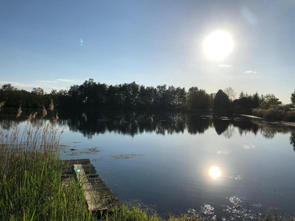 vistas a un lago con el sol en el cielo en Heimatliebe Bruckmaier, en Neustadt an der Donau