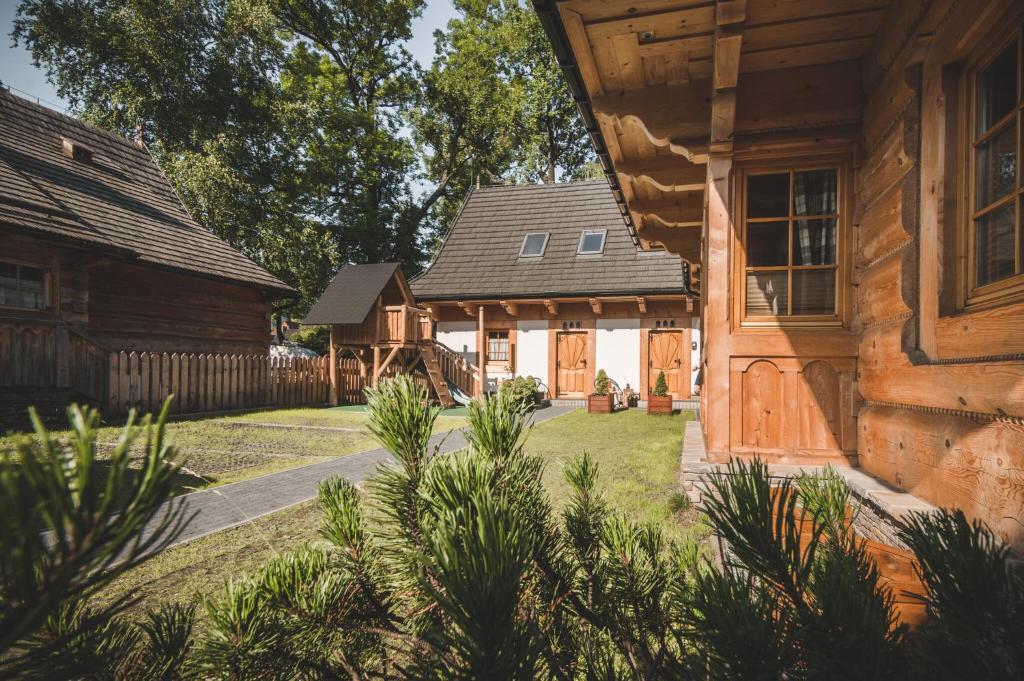 a view of the front yard of a log house at Jochymówka Zakopane in Zakopane