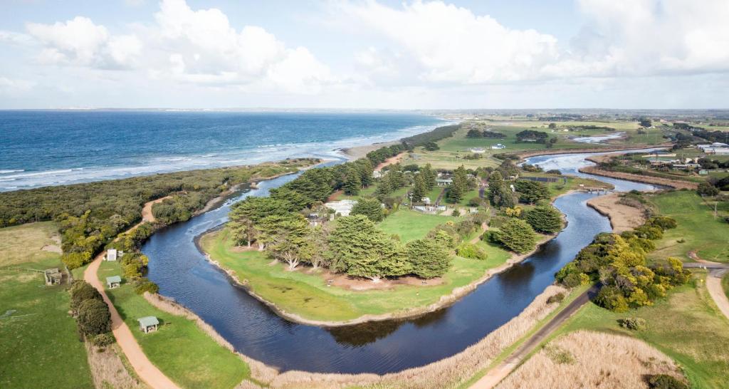 una vista aérea de una isla en medio de un río en Narrawong Island Holiday Park, en Narrawong