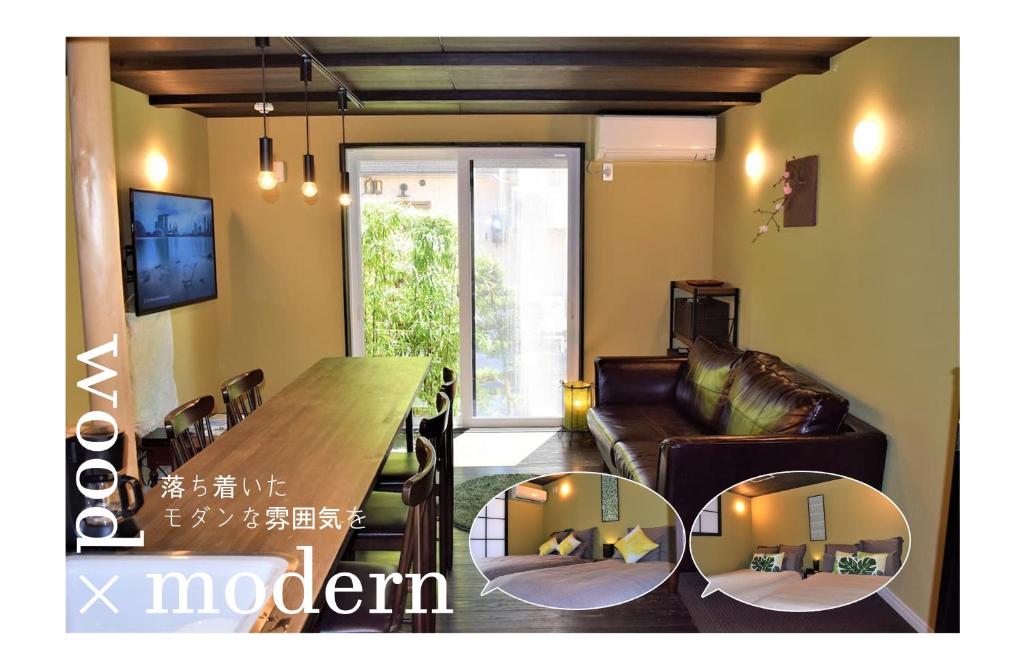 een woonkamer met een tafel en een bank bij Itomori in Takayama