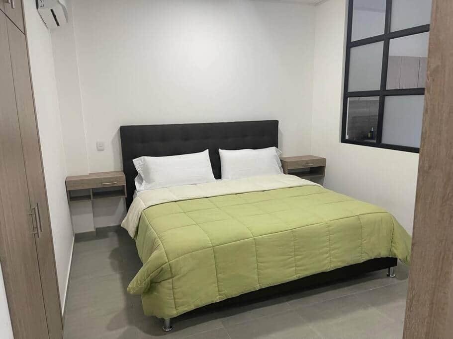 Llit o llits en una habitació de 208-PRECIOSO APARTAESTUDIO EN Granada