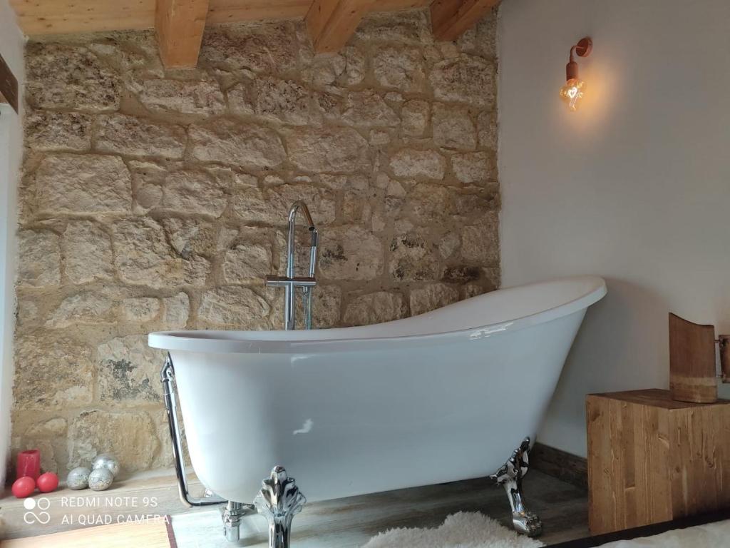 Kúpeľňa v ubytovaní Romantico Chalet in pietra da mille e una notte