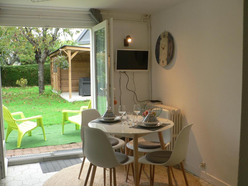 une salle à manger avec une table et des chaises blanches dans l'établissement Touline, à Saint-Malo