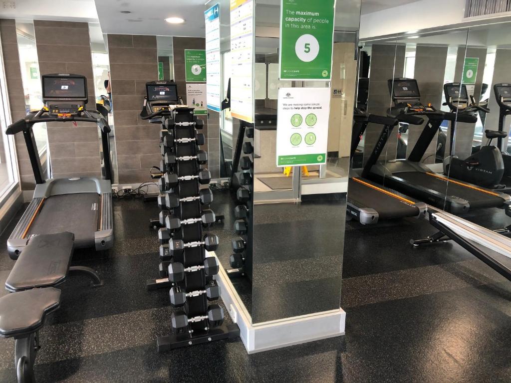 Fitness centrum a/nebo fitness zařízení v ubytování Oaks Adelaide Embassy Suites
