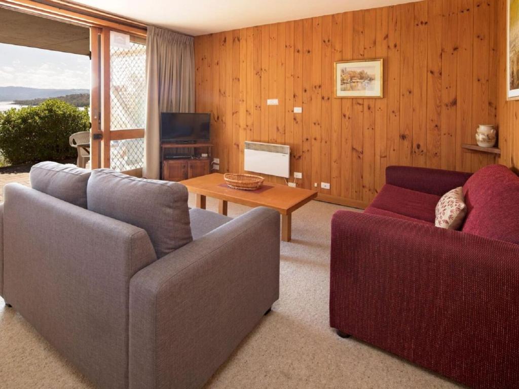 Χώρος καθιστικού στο Seeblick 3 - 1BR Lakefront Apartment l Central Location l Off Street Parking