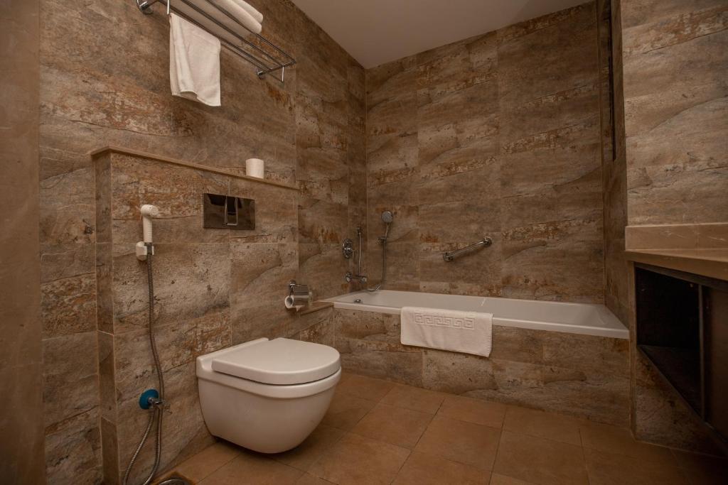 e bagno con servizi igienici e vasca. di Hotel Tibet International a Kathmandu