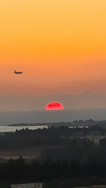 Východ nebo západ slunce při pohledu z prázdninového domu nebo okolí