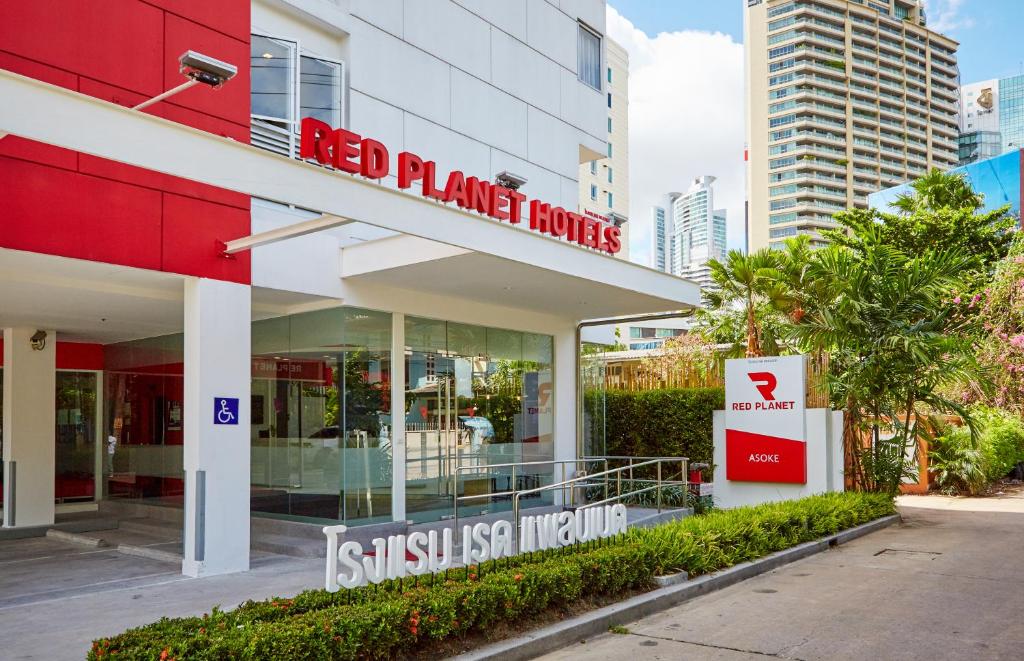 a red planet times building with a sign on it w obiekcie Red Planet Bangkok Asoke - SHA Extra Plus w mieście Bangkok
