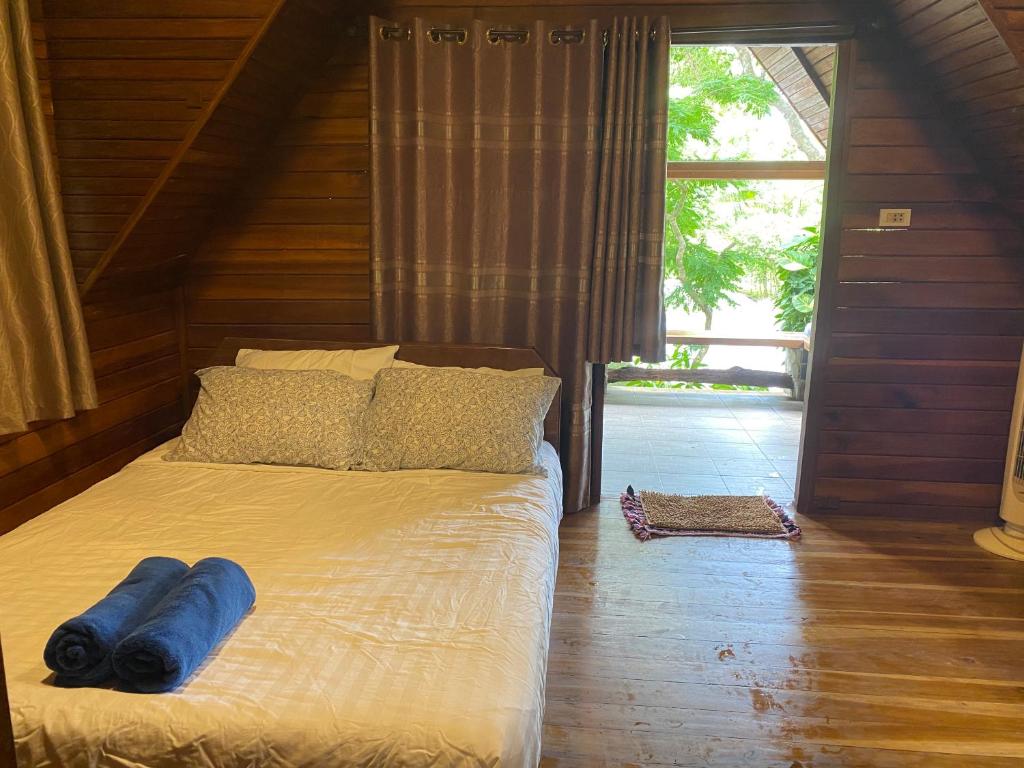 Postel nebo postele na pokoji v ubytování วังลุงแคมปิ้ง Wang Lung Camping