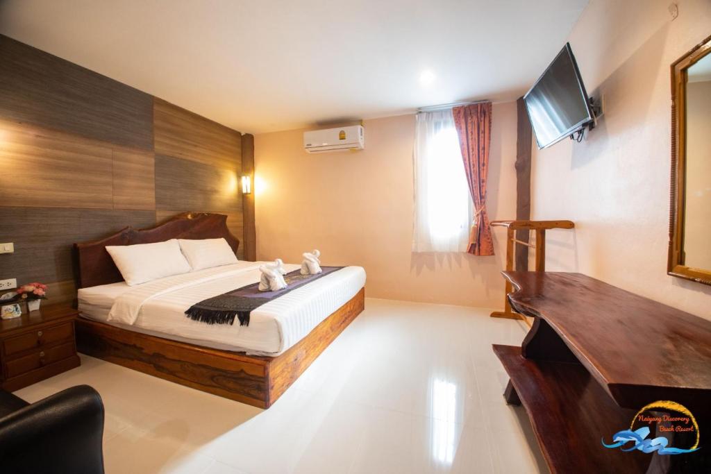 TV a/nebo společenská místnost v ubytování Naiyang Discovery Beach Resort SHA