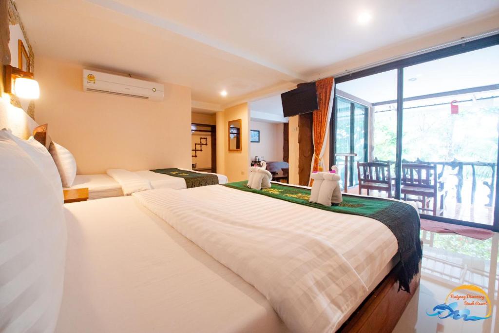 Postel nebo postele na pokoji v ubytování Naiyang Discovery Beach Resort SHA