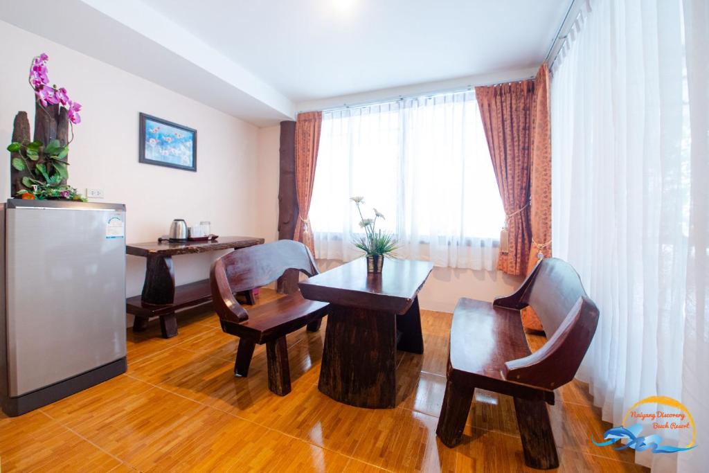 Posezení v ubytování Naiyang Discovery Beach Resort SHA