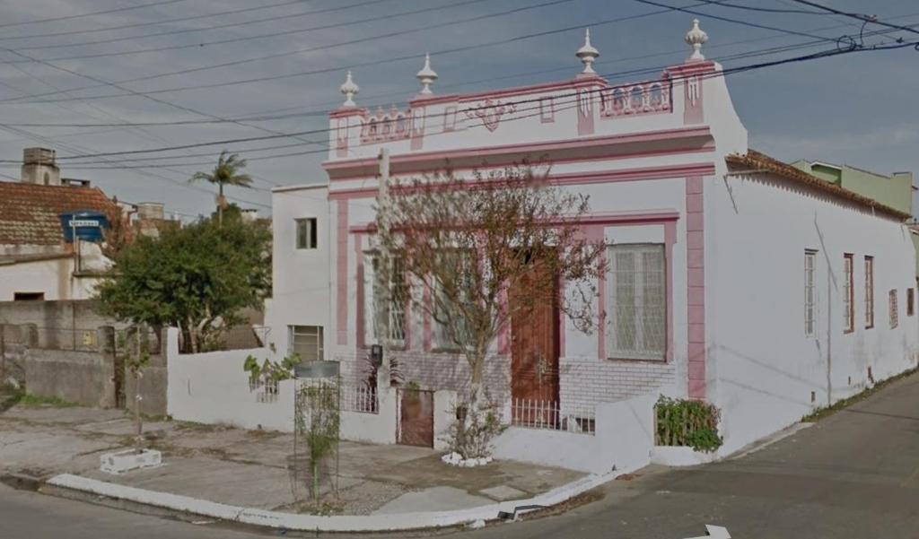 una casa blanca con un rojo y blanco en Hst Ateliê Marli Marques, en Pelotas