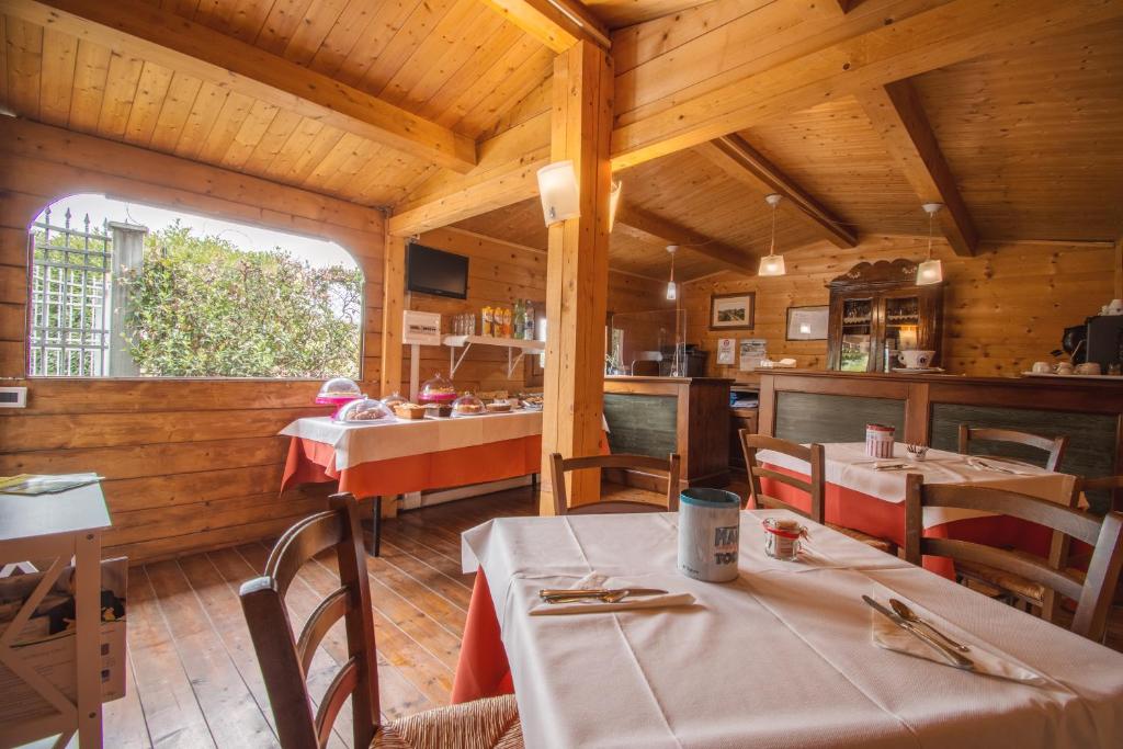 A restaurant or other place to eat at Casa Vacanze Vecchio Granaio