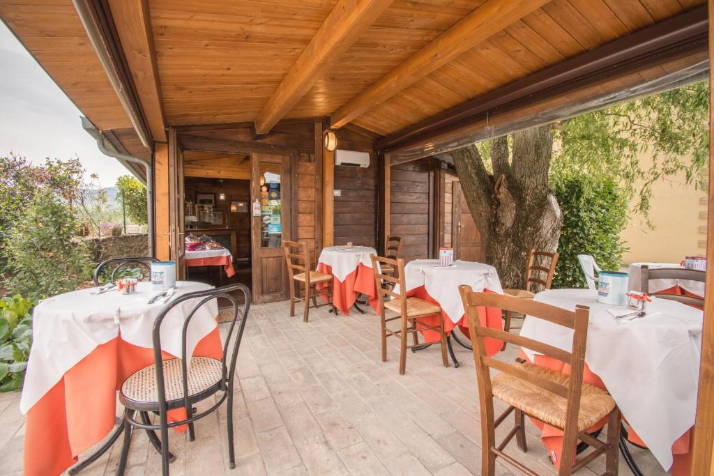 A restaurant or other place to eat at Casa Vacanze Vecchio Granaio