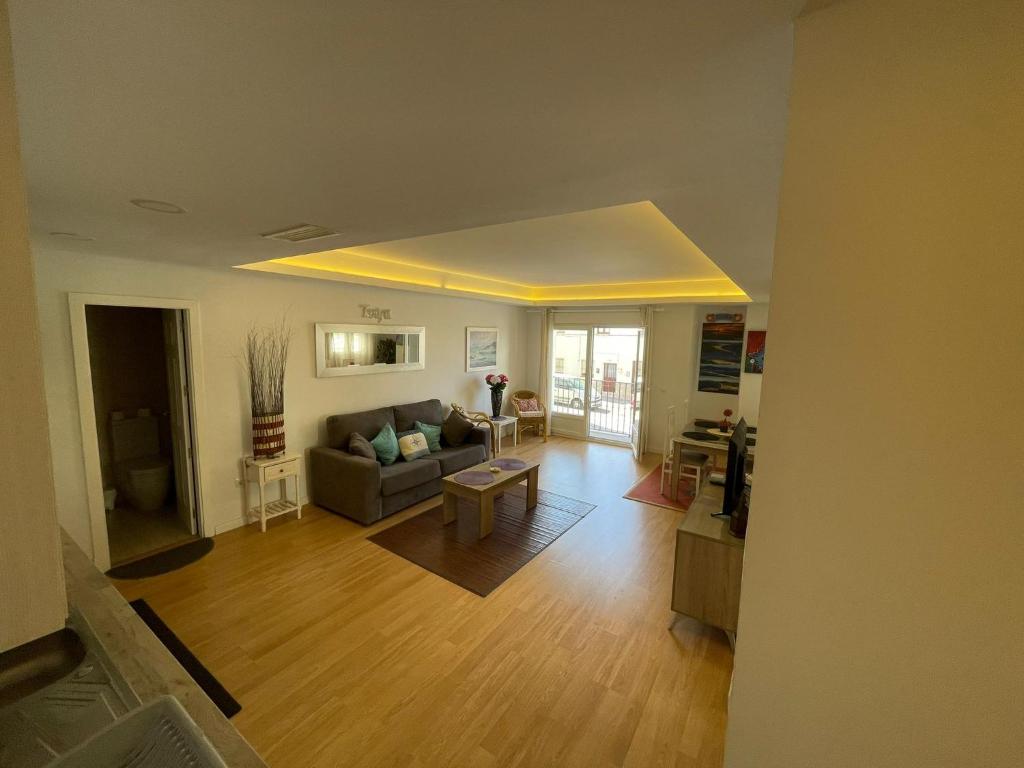 a living room with a couch and a table at Apartamento Vacacional Manoli in Tarifa
