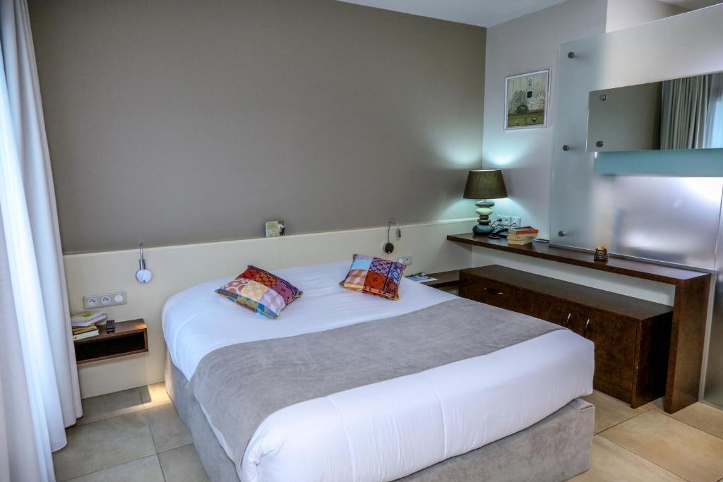 Postel nebo postele na pokoji v ubytování Logis Auberge Les Murets Hotel Restaurant Spa