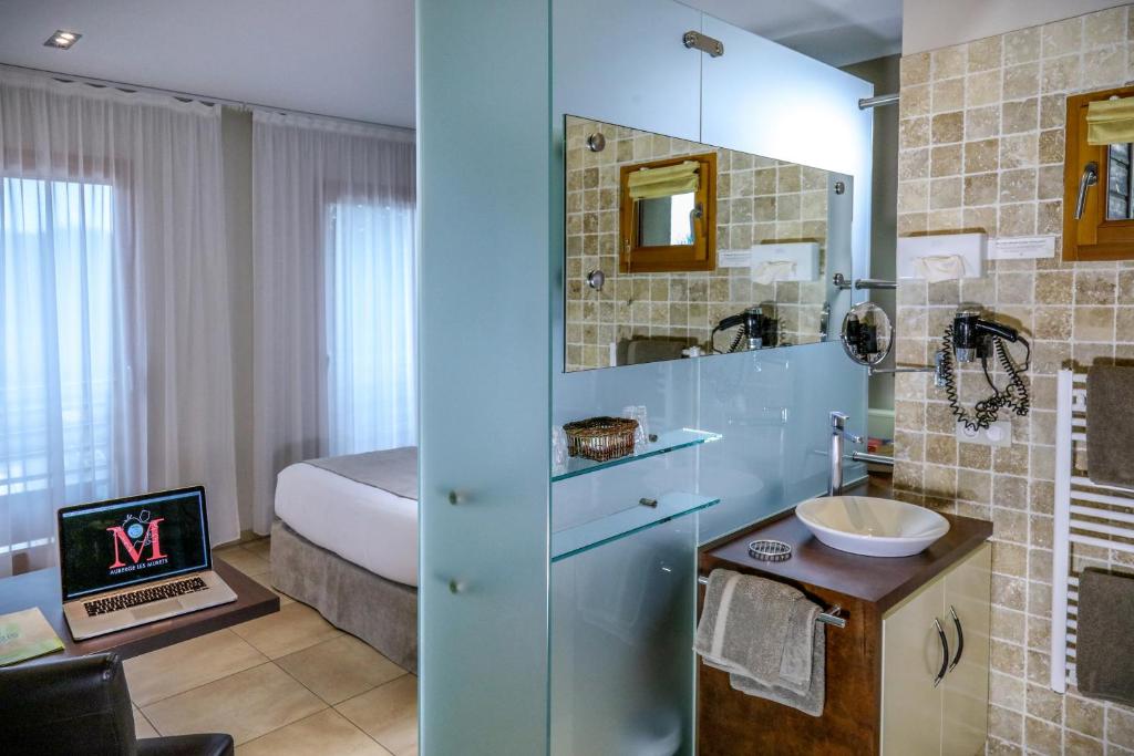 TV a/nebo společenská místnost v ubytování Logis Auberge Les Murets Hotel Restaurant Spa