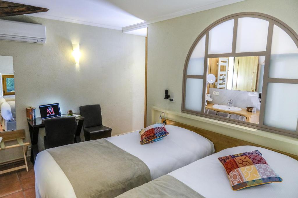 Postel nebo postele na pokoji v ubytování Logis Auberge Les Murets Hotel Restaurant Spa