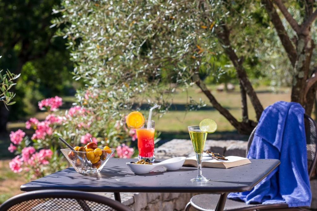 Nápoje v ubytování Logis Auberge Les Murets Hotel Restaurant Spa